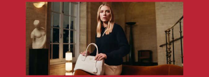 Scarlett Johansson si trasforma per Prada: la campagna firmata da Yorgos Lanthimos